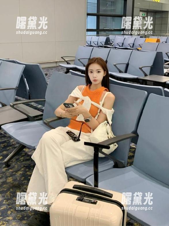 56吃瓜fun在线直播，刚吃完的瓜皮单独居住了？太奇妙了。