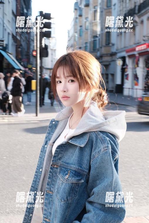 91吃瓜中心 当“91吃瓜中心”的链接扎进我心里,脑子里瞬间闪过一大串念头…