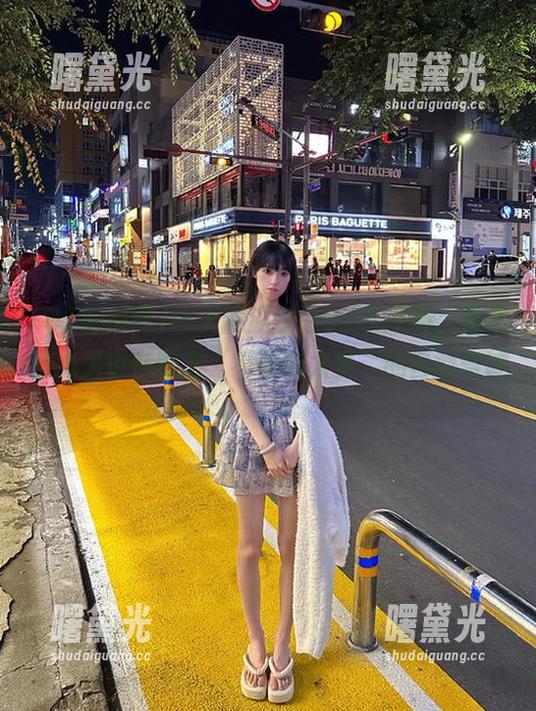 92吃瓜网 今天的瓜直达92吃瓜网,虽然我心里也在默念“不要吃太多”的自我告诫。
