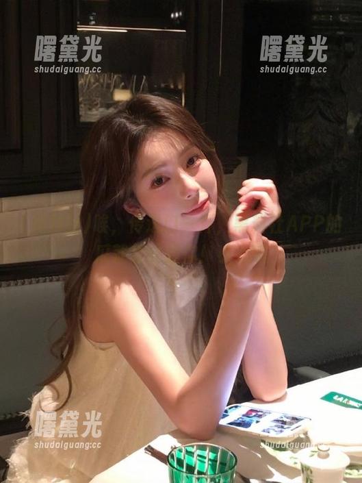 黑料社 唉,传送门一开,黑料社APP的瓜就会砸到你!小心哦